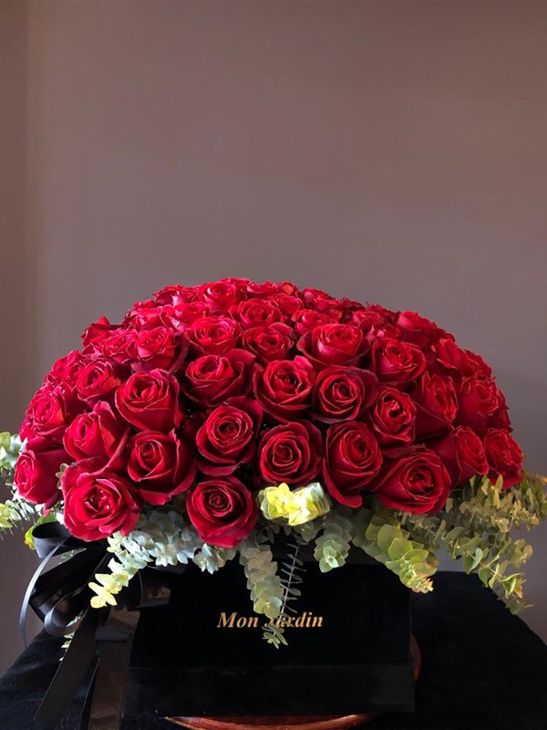 RED ROSES & SQUARE BOX