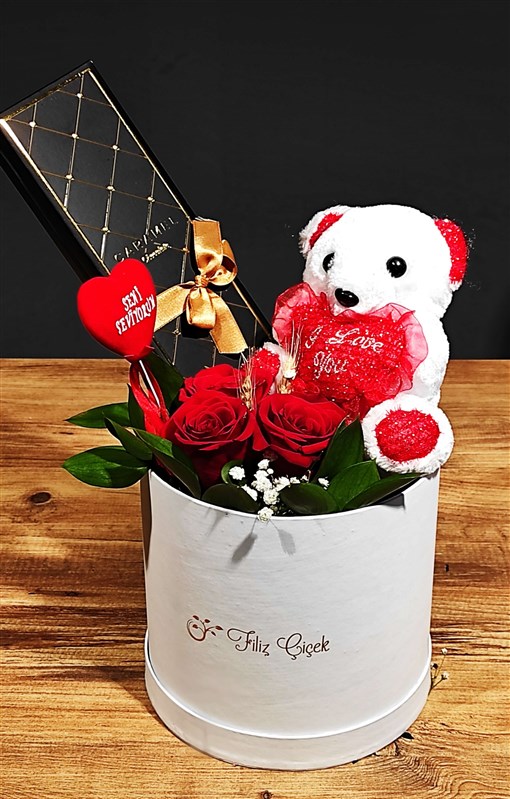 beyaz-silindir-kutu-icerisinde-guller-ayicik-cikolata-ve-kalp-cubuk