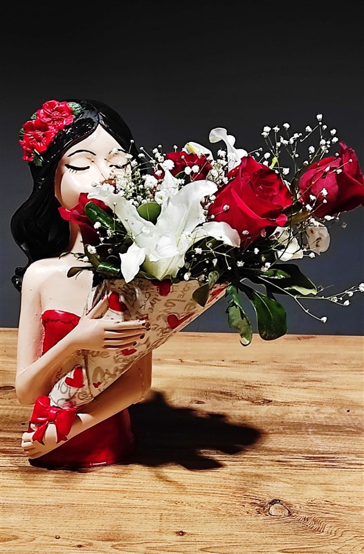 en-kiymetlim-35-cm-dokum-biblo-icerisinde-canli-gul-ve-lilyum