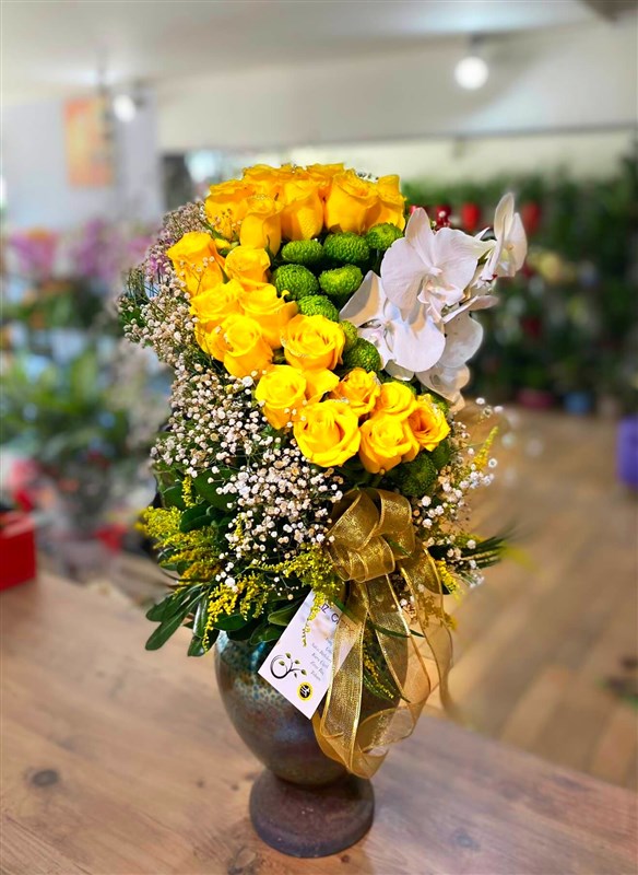 vazo-icerisinde-beyaz-orkide-cevresinde-23-gul