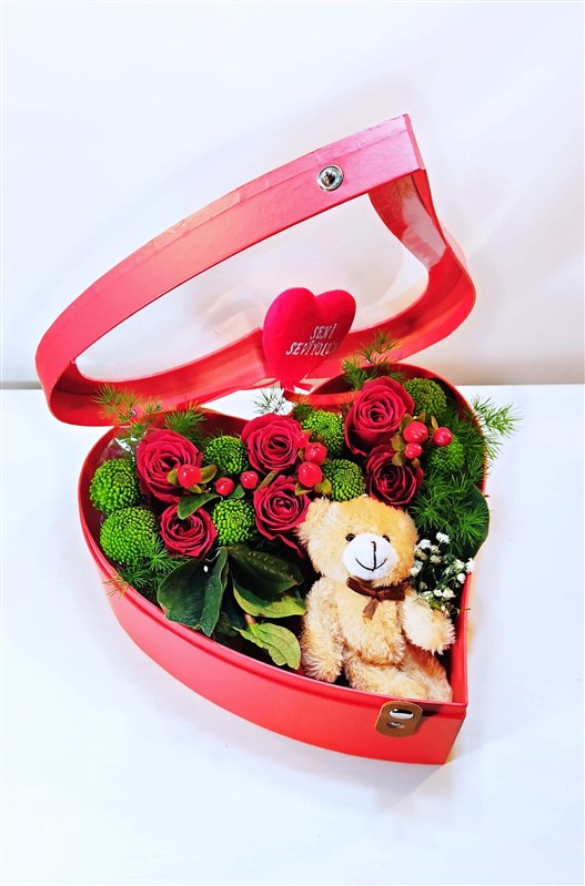 kalp-icerisinde-canli-guller--yesil-krizantemler-ve-kalp-cubuk