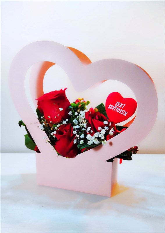 kalp-canta-icerisinde-guller-ve-aksesuar