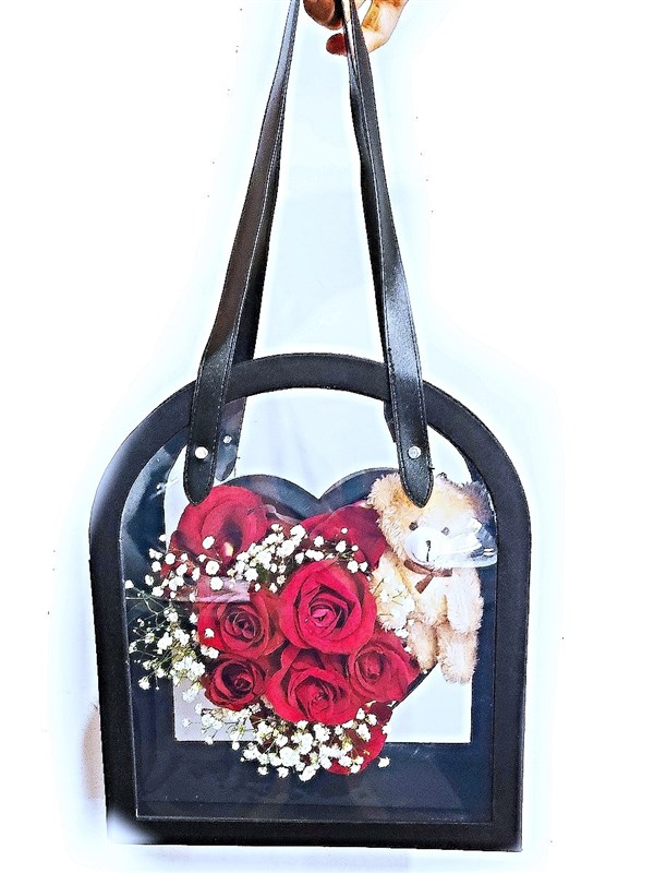 canta-icinde-kalp-dekor-icerisine-dizayn-edilmis-guller-ve-ayicik