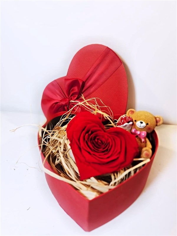 solmayan-gul-ve-ayicik-ozel-kalp-kutusunda-buyuk-boy-en
