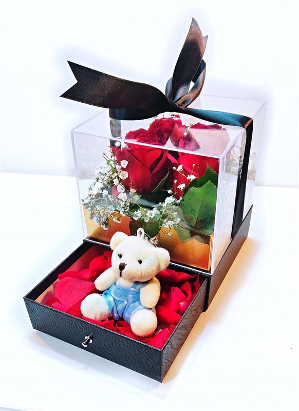 pleksi-kapakli-dekor-kutu-icerisinde-canli-guller-ve-minik-ayicik