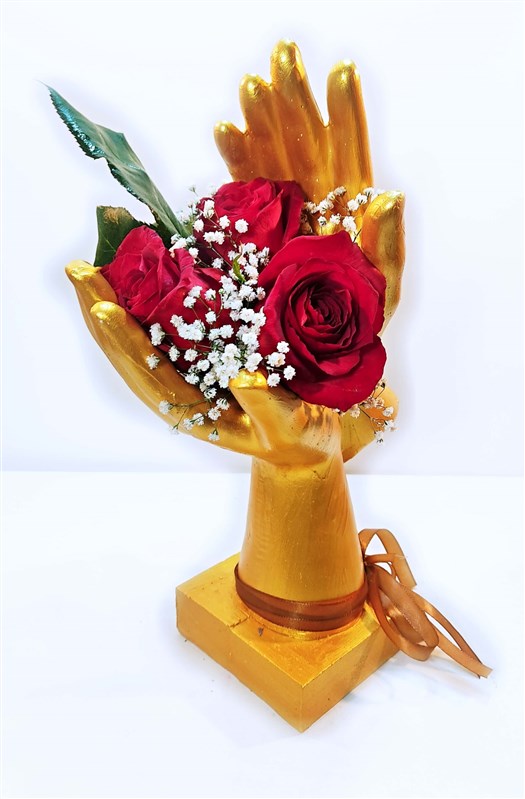 tut-ellerimi-dokum-figur-icerisinde-canli-guller