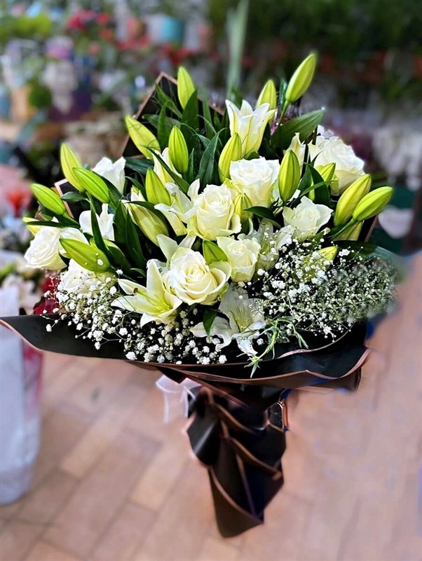 beyaz-lilyum-ve-gul-buketi