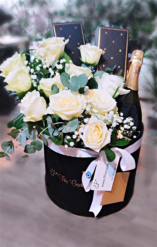 kutlama-arajmani--11beyaz-gul--sampanya-ve-2-adet-kutu-cikolata-en