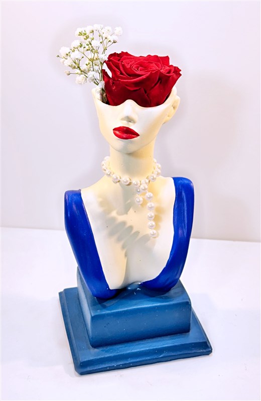 guclu-kadin-mavi-dokum-biblo-icerisinde-canli-solmayan-gul