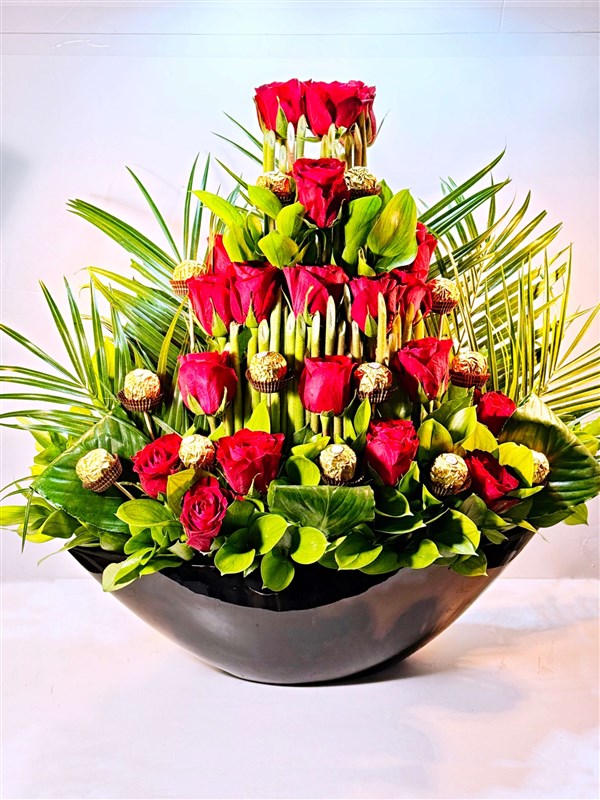 gul-arajmani-seramik-icinde-20-gul--ferrero-rocher-cikolata