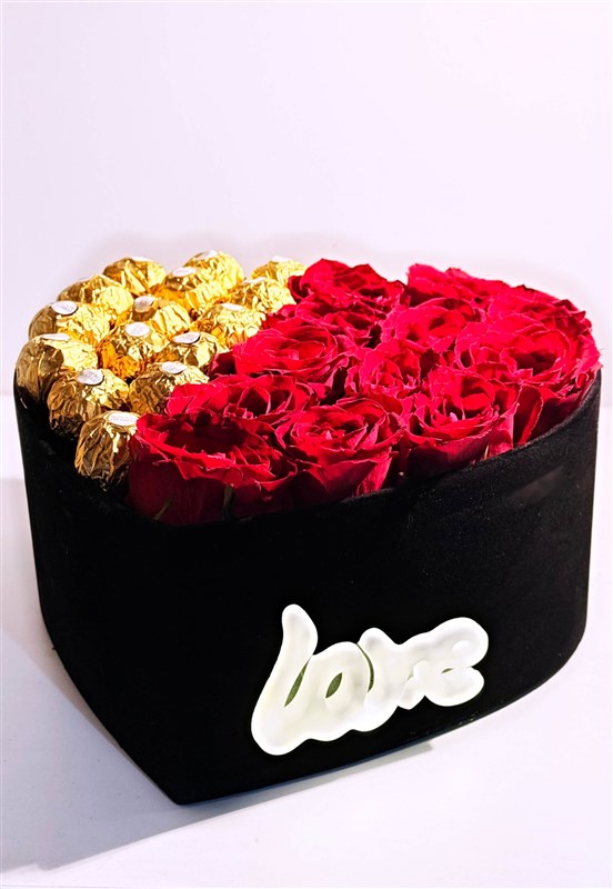 love-isikli-kalp-icinde-11-gul-canli-roche-cikolata-toplari