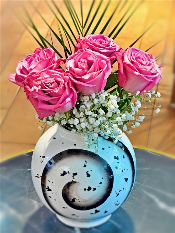 seramik-vazoda-canli-pembe-guller