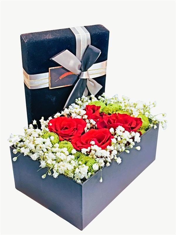 siyah-kadife-kutu-icerisinde-4-gul-yesil-krizantemler-cipsofila