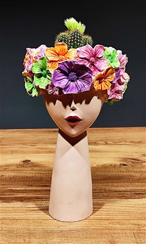 Çiçekli Kız Pigal ve Canlı Kaktüs