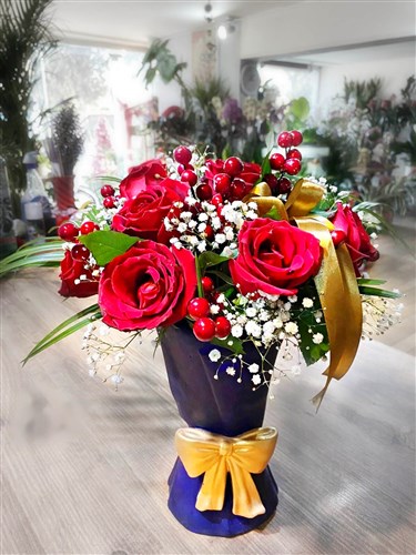 Döküm Vazoda 7 Canlı Gül, Kokina ve Cipsofila