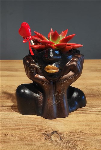 Düşünceli Kadın (Rainbow canlı Kaktüs)