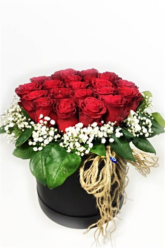 Güllerin İçinden Koşarak Gel