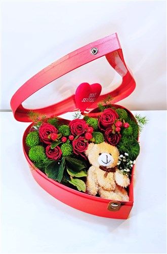 Kalp İçerisinde Canlı Güller, Yeşil Krizantemler, Ayıcık ve Kalp Çubuk