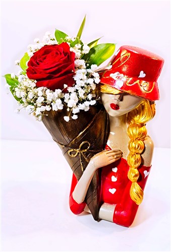 Kırmızı Love Şapkalı Kız & Gül & Çipsofila
