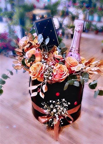 Kutlama Arajmanı ( 7 Turuncu Gül , Şampanya ve Çikolata)