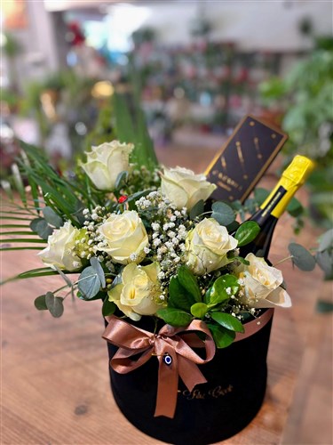 Kutlama Arajmanı ( Beyaz Güller, Şampanya ve Çikolata)