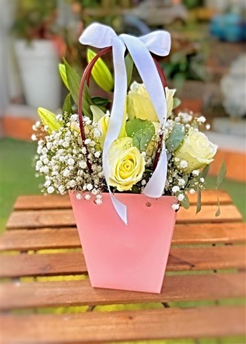 Pembe Çanta içinde Canlı Güller ve Lilyum