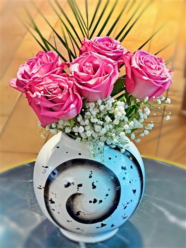 Seramik Vazoda Canlı Pembe Güller