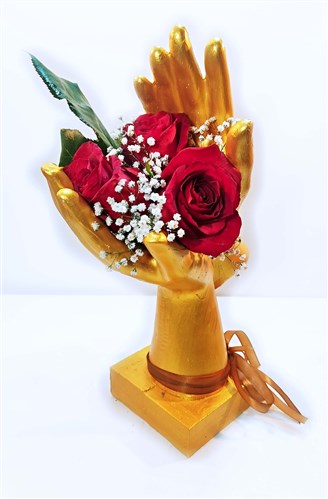 Tut Ellerimi (Döküm figür içerisinde canlı güller)