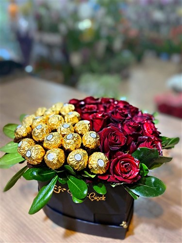 Vip Box (silindir kutu içerisinde 13 canlı Gül, Ferrero Çikolatalar)