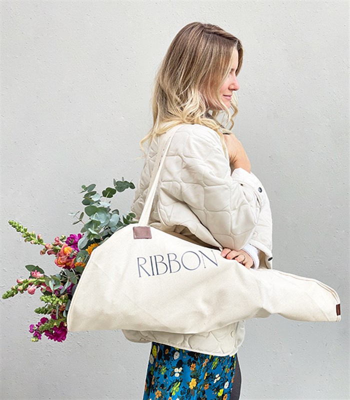 Just Because Deluxe Kanvas Çiçek Taşıma Çantasında Buket