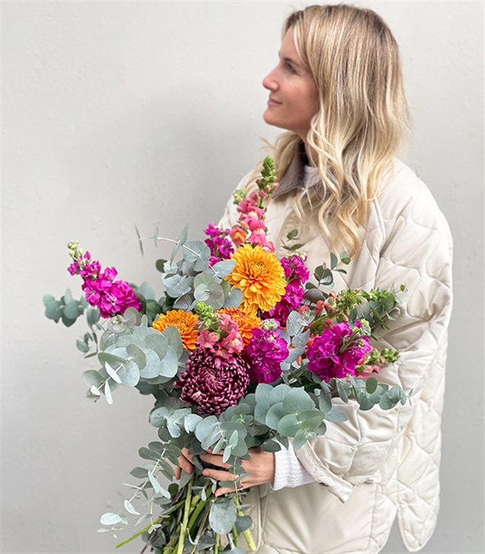 Just Because Deluxe Kanvas Çiçek Taşıma Çantasında Buket