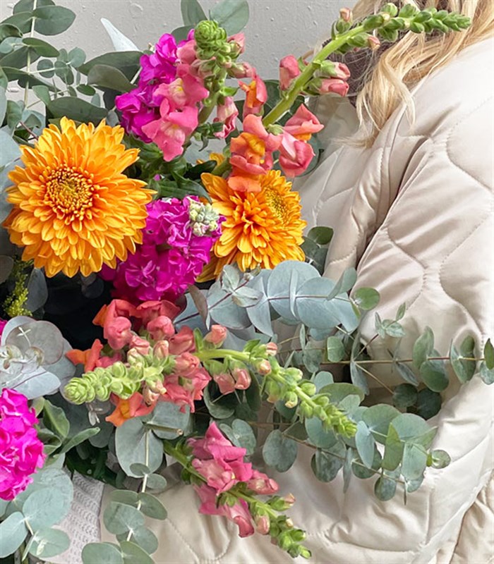 Just Because Deluxe Kanvas Çiçek Taşıma Çantasında Buket