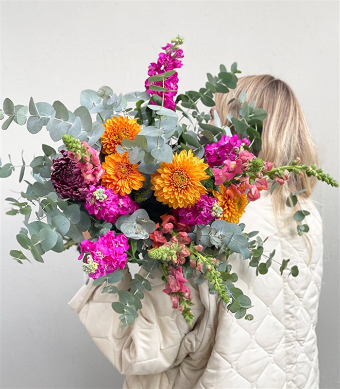 Just Because Deluxe Kanvas Çiçek Taşıma Çantasında Buket