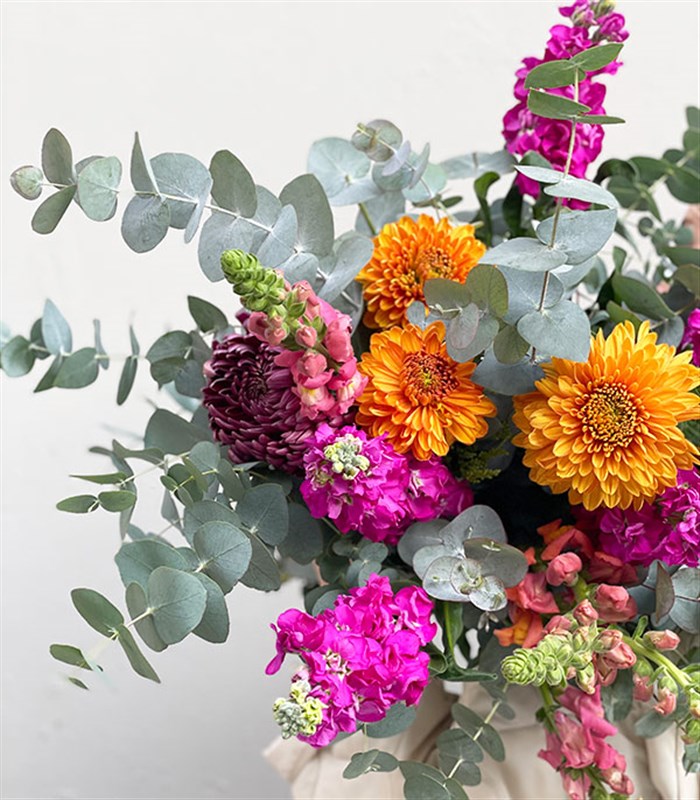 Just Because Deluxe Kanvas Çiçek Taşıma Çantasında Buket