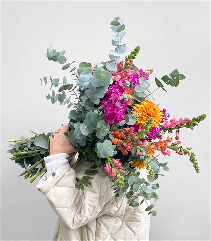 Just Because Deluxe Kanvas Çiçek Taşıma Çantasında Buket