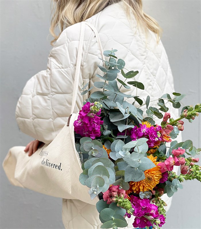 Just Because Deluxe Kanvas Çiçek Taşıma Çantasında Buket