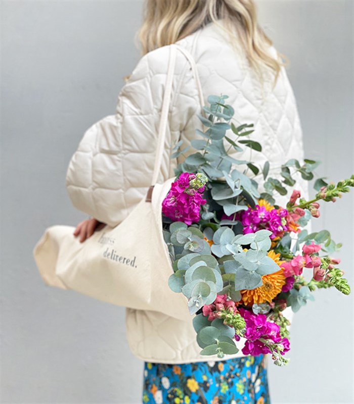 Just Because Deluxe Kanvas Çiçek Taşıma Çantasında Buket
