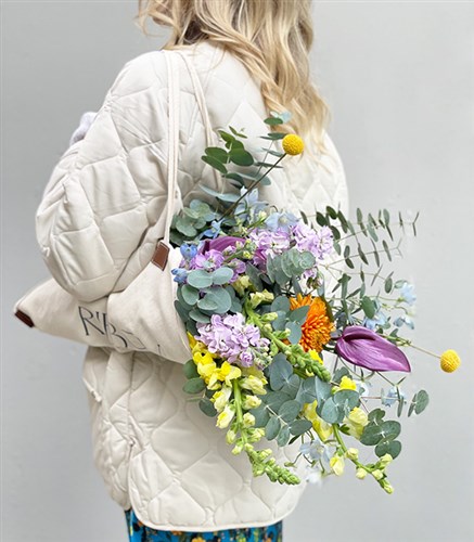 But First Flower Kanvas Çiçek Taşıma Çantasında Buket