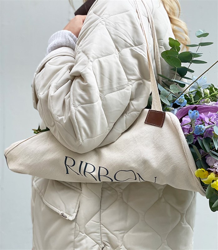 But First Flower Kanvas Çiçek Taşıma Çantasında Buket