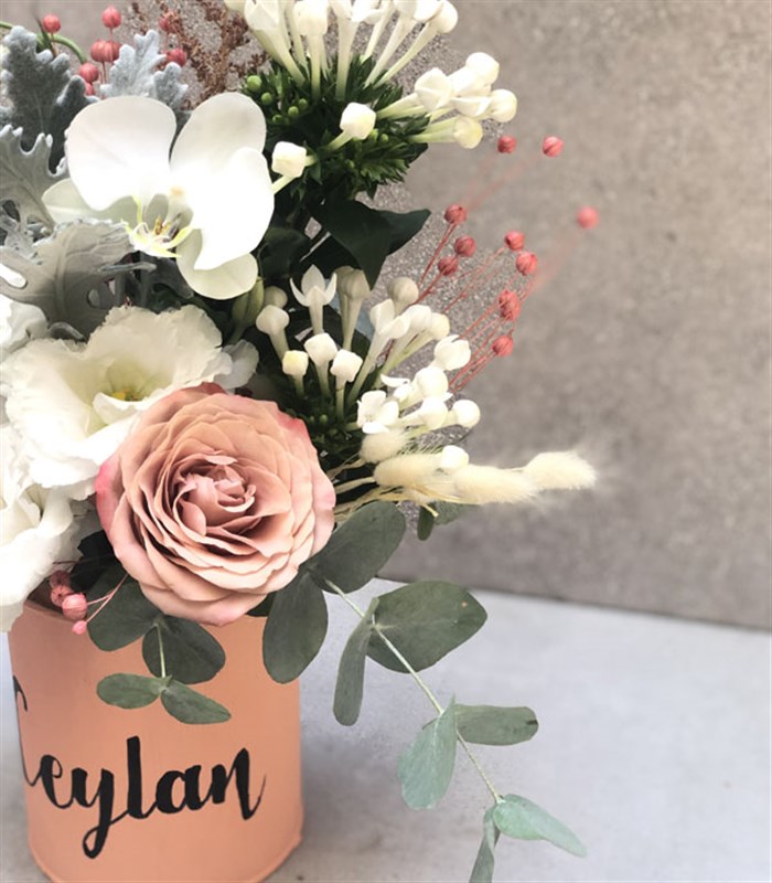 İsme Özel Vazoda Cappucino Gül Beyaz Pastel Çiçekler Mini Aranjman