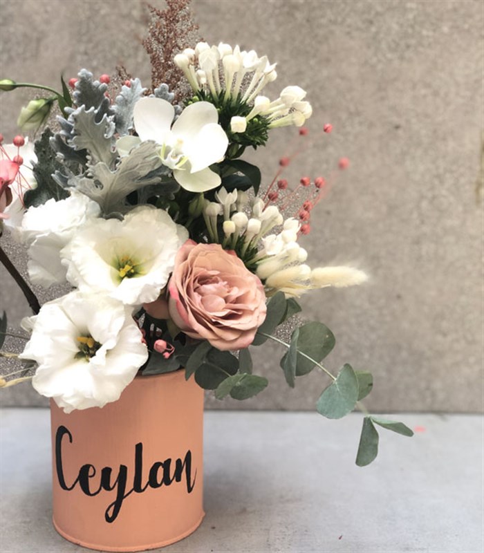 İsme Özel Vazoda Cappucino Gül Beyaz Pastel Çiçekler Mini Aranjman
