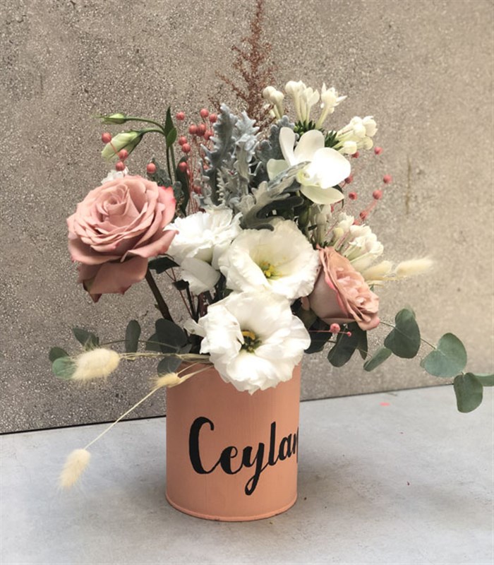 İsme Özel Vazoda Cappucino Gül Beyaz Pastel Çiçekler Mini Aranjman