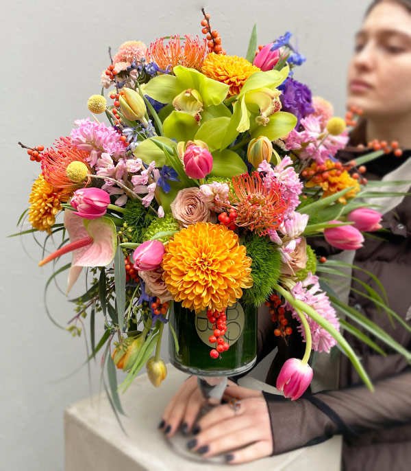 Flört Kadeh Vazoda Rengarenk Çiçek Aranjmanı