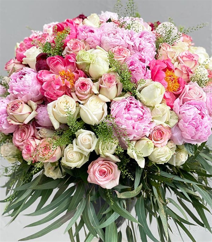 Soul Mate Royal Deluxe Panoramik Pembe Beyaz Şakayık Gül Aranjmanı