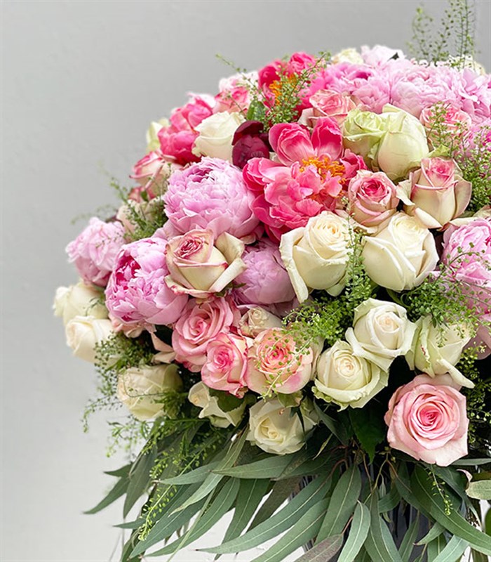 Soul Mate Royal Deluxe Panoramik Pembe Beyaz Şakayık Gül Aranjmanı