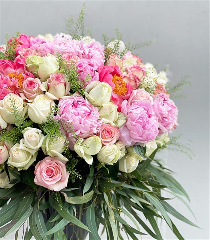 Soul Mate Royal Deluxe Panoramik Pembe Beyaz Şakayık Gül Aranjmanı