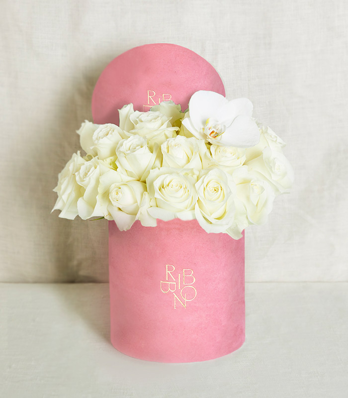 Lona 20 White Roses in Box Pink Deluxe