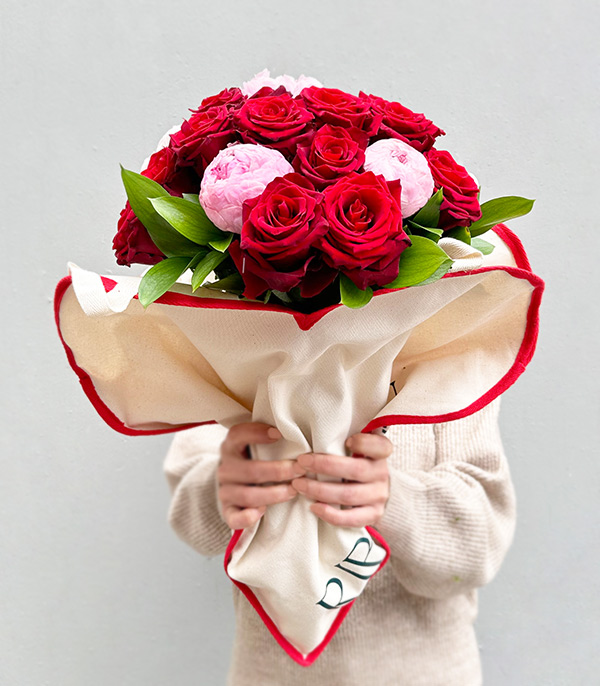 Kalp Çantada Şakayıklı Kırmızı Güller Buketi