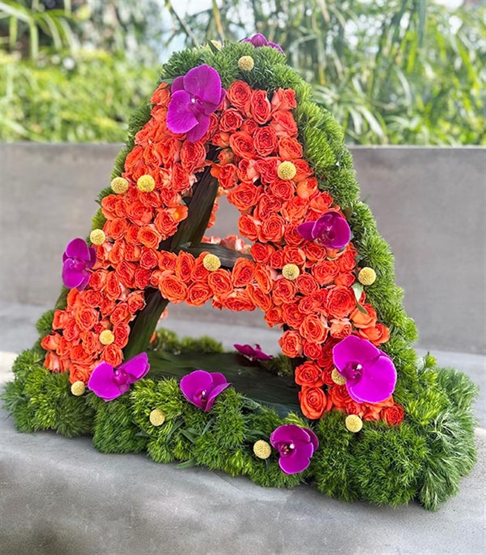 Turuncu Dekoratif Kişiye Özel Baş Harf Çiçek Aranjmanı