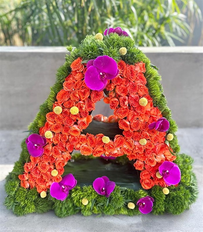 Turuncu Dekoratif Kişiye Özel Baş Harf Çiçek Aranjmanı